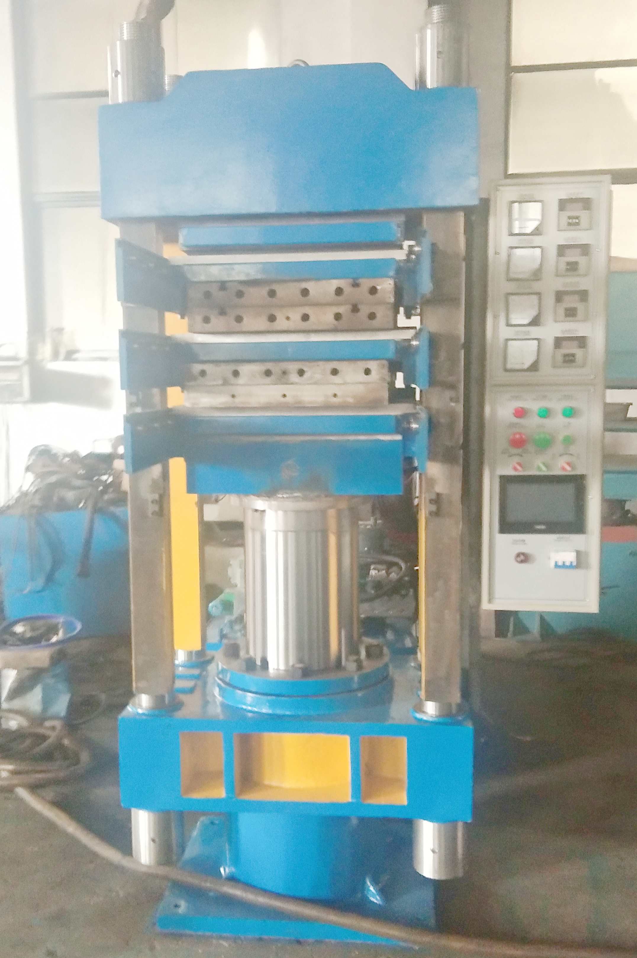 150噸四柱式3層平板硫化機-自動推拉款