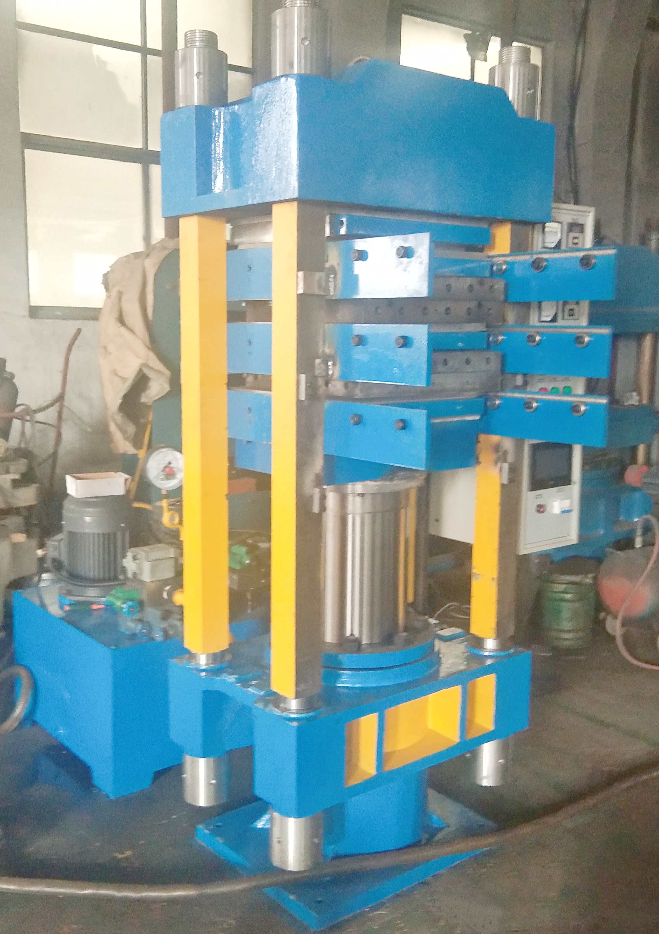 150噸四柱式3層平板硫化機-自動推拉款